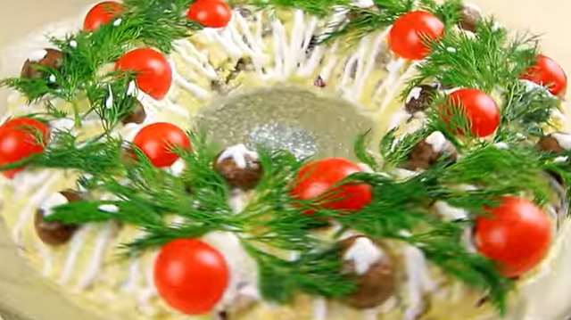 Салат «Рождественский венок» с курицей, ананасами и маринованными грибами