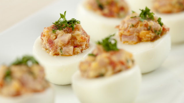 Яйца, фаршированные беконом и помидором