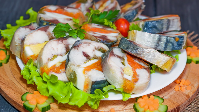 Рулет из скумбрии, с овощами и яйцами