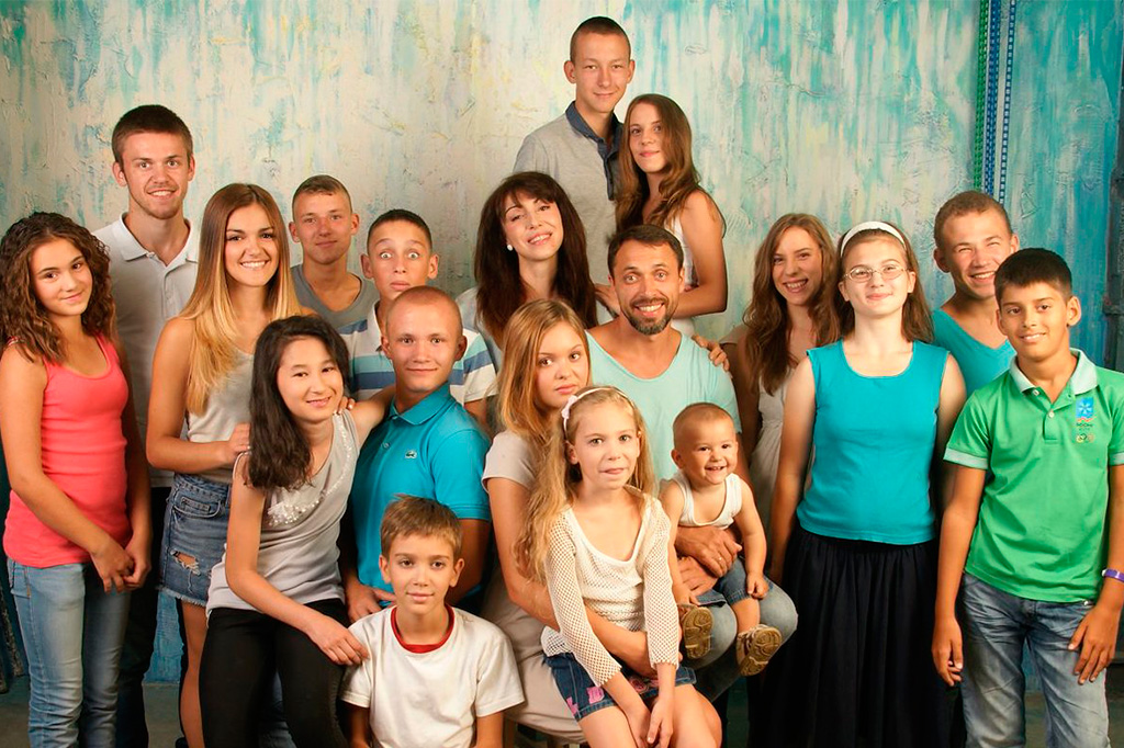 Многодетная семья сколько детей в 2024 году. Лилит Горелова многодетная мать. Лилит Карогян- Горелова. Лилит Горелова фото. Многодетная семья.