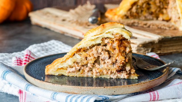 Слоёный пирог со свининой и яблоками