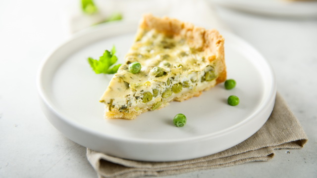 Простой сырный пирог с зелёным горошком